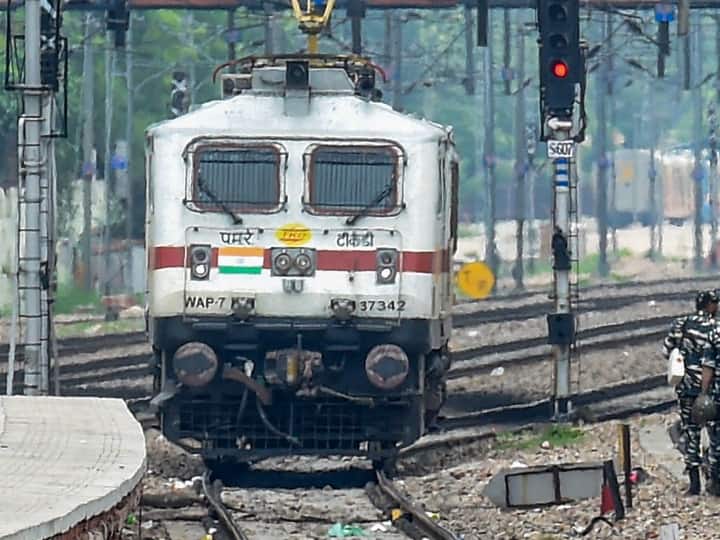 Indian Railways Rules Train Travel Can also be done with Platform Ticket  Indian Railways: अब रेलवे में बिना टिकट यात्रा से नहीं रोकेगा टीटीई, जानें क्या है नया नियम