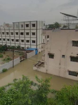 शहरातील आदर्श कॉलनी भागातील काही घरात शिरलं पाणी