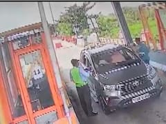 VIDEO: तेलंगाना में टीआरएस नेताओं ने शादनगर टोल प्लाजा के कर्मचारियों की जमकर पिटाई की, मचाया उत्पात