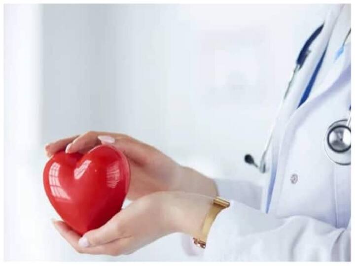 Heart attack symptoms : काही सवयींमुळे हार्ट अॅटकचा धोका निर्माण होऊ शकतो. त्यामुळे बदलत्या जीवनशैलीत या सवयींपासून दूर राहिल्या हार्ट अॅटकचा धोका टाळता येऊ शकतो.