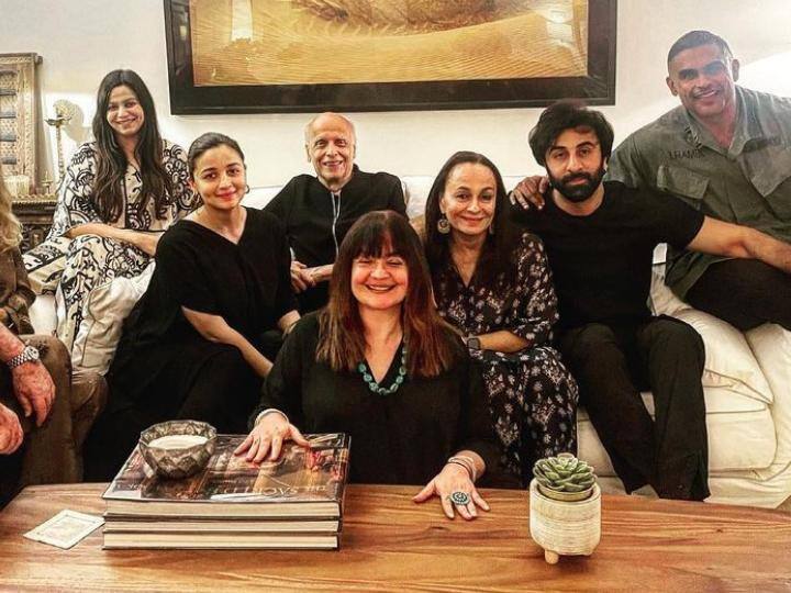 Soni Razdan share photo with ranbir kapoor and alia bhatt on Mahesh Bhatt Birthday Mahesh Bhatt Birthday: महेश भट्ट के बर्थडे पर रणबीर कपूर-आलिया भट्ट ने बढ़ाई रौनक, सामने आई ये शानदार तस्वीर