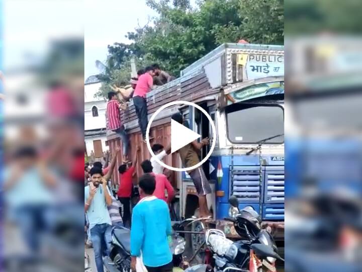 Bihar News People Looted approx 300 goats from truck in Arwal ann Watch: सोना-चांदी छोड़िए... बिहार में बकरियां भी लूट लेते हैं लोग, अरवल में पल भर में खाली हो गया ट्रक