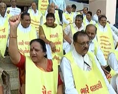 Gujarat Assembly: ગુજરાત વિધાનસભામાં કોંગ્રેસના ધારાસભ્યોએ કર્યો અનોખો વિરોધ, ઉંચકીને લઈ જવાયા બહાર, જુઓ તસવીરો