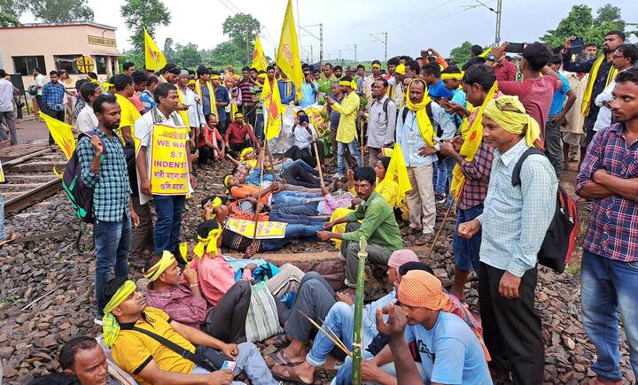 West Bengal News: একাধিক দাবিতে ট্রেন আটকে আন্দোলনে কুড়মি সম্প্রদায়ের নাগরিকরা।