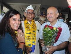 Manish Sisodia Gujarat Visit 2022: મનીષ સિસોદીયાએ લીધી ગાંધી આશ્રમની મુલાકાત, ચરખો કાંત્યો - Pics