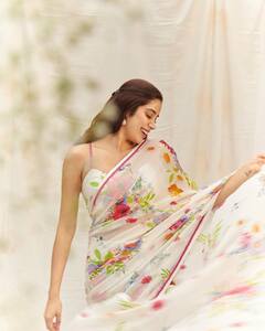 Janhvi Kapoor : जान्हवी कपूरचा सालस अन् सोज्वळ लूक; फोटोंनी वेधलं चाहत्यांचे लक्ष