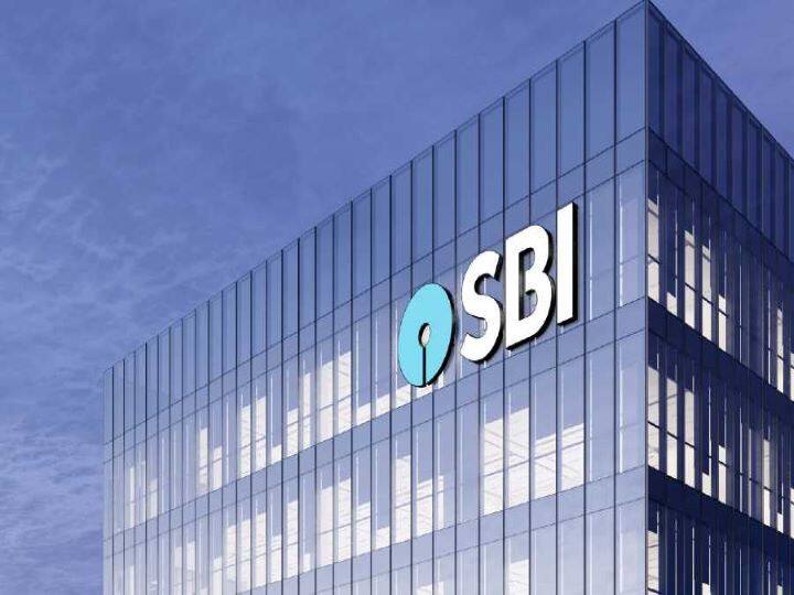 State Bank Of India: देश का सबसे बड़ा बैंक SBI अपने ग्राहकों को 7.9% ब्याज दर पर 10 लाख रुपये तक का कार लोन दे रहा है. अगर इस लोन का टेन्योर सात साल का हुआ तो बैंक से कर्ज लेने वाले शख्स को हर महीने 15,536 रुपये EMI के तौर पर जमा करना होगा.