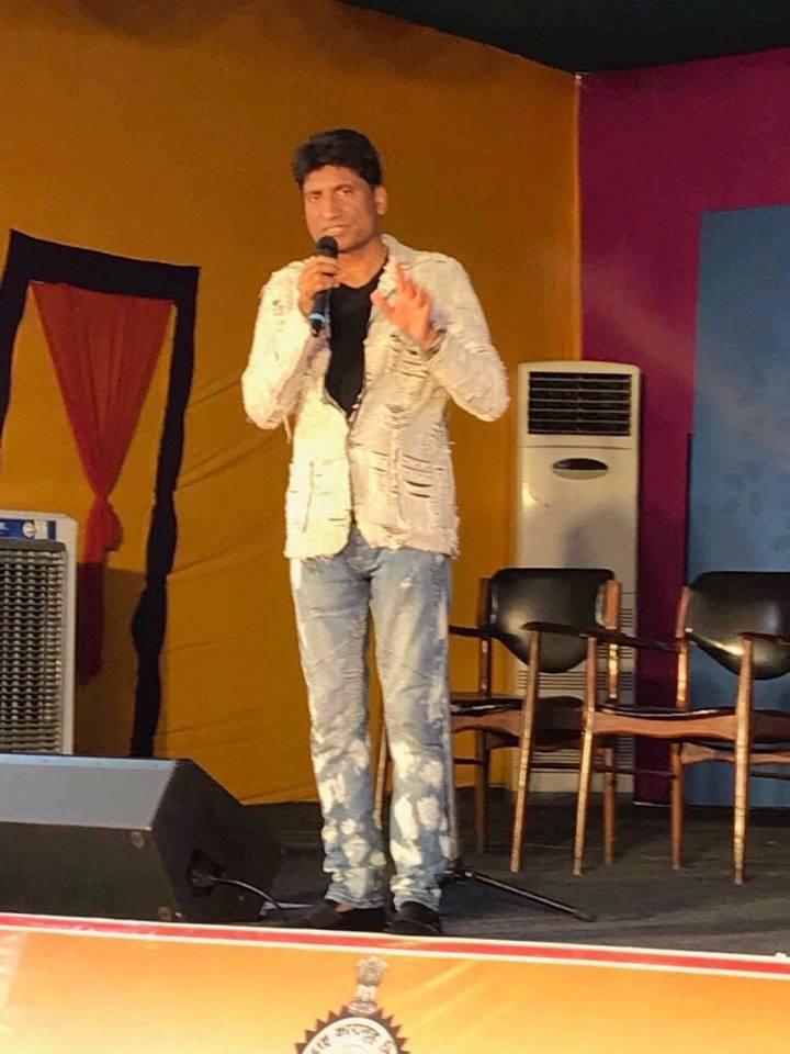 वयाच्या 59 व्या वर्षी राजू श्रीवास्तव यांनी अखेरचा श्वास घेतला.  आता त्यांच्या निधनानं मनोरंजनसृष्टीमध्ये शोककळा पसरली आहे.