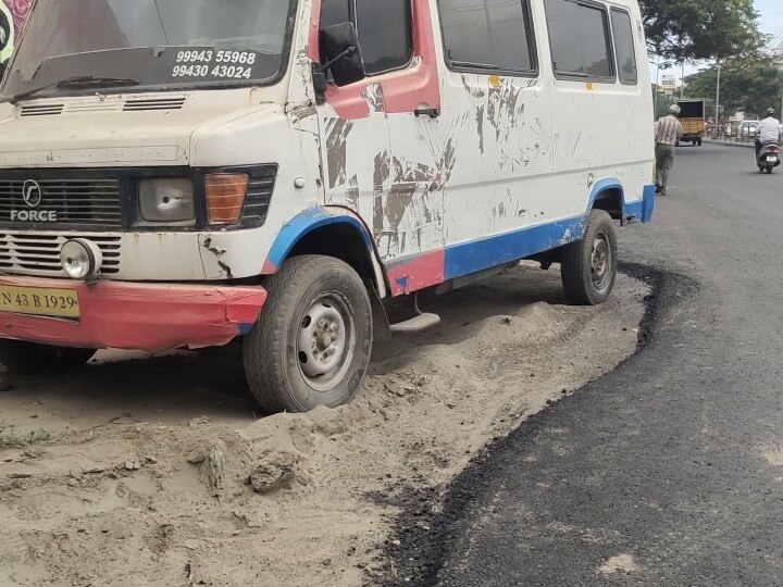 கோவையில் சாலையோரத்தில் நிறுத்தப்பட்ட வாகனங்களை அகற்றாமல்  போடப்பட்ட தார்சாலை; குமுறும் வாகன ஓட்டிகள்