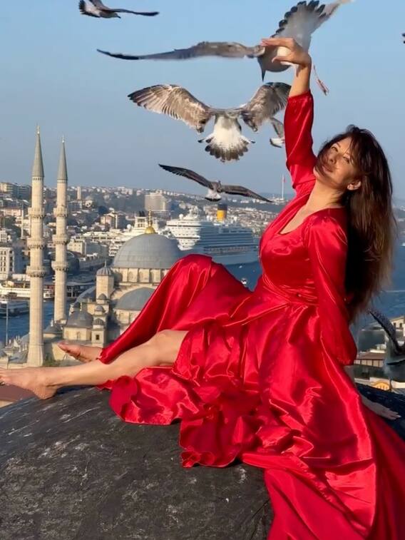 પક્ષીઓ સંગ હવા સાથે વાત કરતી જોવા મળી સંગીતા બિજલાની