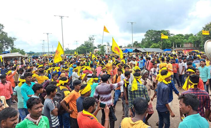 পশ্চিমাঞ্চলের দুই জেলা পুরুলিয়া ও পশ্চিম মেদিনীপুরে ২৪ ঘণ্টার বেশি সময় ধরে চলছে, কুড়মি সম্প্রদায়ের আন্দোলন।  যার জেরে প্রবল ভোগান্তির মুখে পড়তে হচ্ছে ট্রেনযাত্রীদের। ছবি: পিটিআই