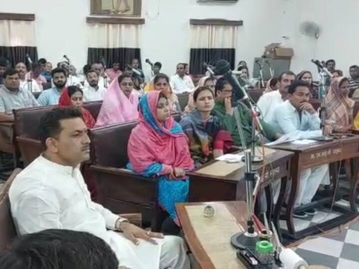 MP commotion in Jabalpur Municipal Corporation meeting, opposition allegation on officials ANN MP News: जबलपुर नगर निगम की बैठक में जोरदार हंगामा, पक्ष- विपक्ष ने अधिकारियों पर लगाया ये बड़ा आरोप