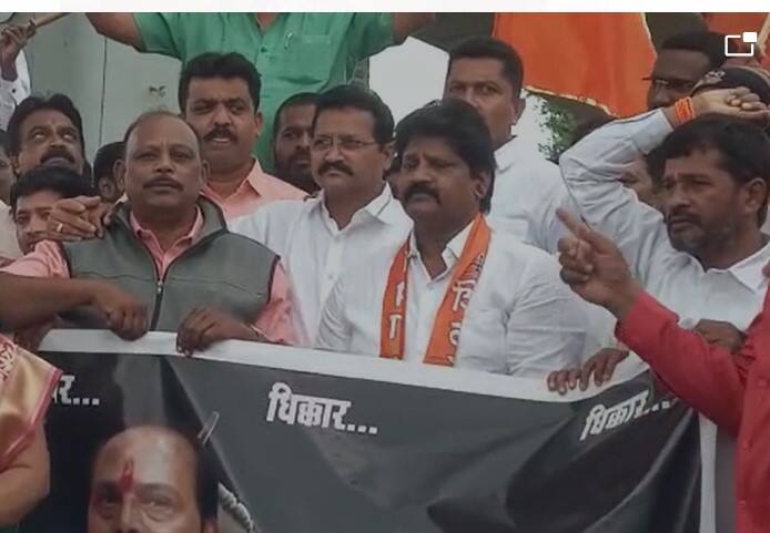 शिवसेनेचे बंडखोर नेते रामदास कदम यांनी ठाकरे कुटुंबियांबद्दल केलेल्या बेताल वक्तव्याच्या निषेधार्थ राज्यातील शिवसैनिक आक्रमक झाले आहेत.