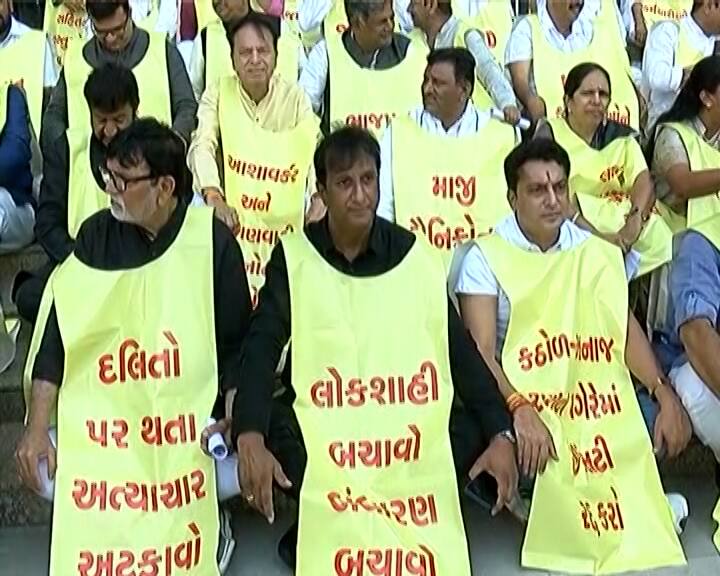 ગુજરાત વિધાનસભામાં વિવિધ પ્રશ્નોને લઈને ગૃહમાં વિપક્ષે નારા લગાવ્યા હતા. કોંગ્રેસ પક્ષના ધારાસભ્યો વેલમા આવી ગયા હતા.