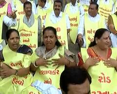 Gujarat Assembly: ગુજરાત વિધાનસભામાં કોંગ્રેસના ધારાસભ્યોએ કર્યો અનોખો વિરોધ, ઉંચકીને લઈ જવાયા બહાર, જુઓ તસવીરો