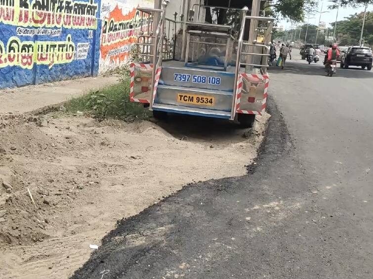 The road was laid without removing the vehicles parked on the roadside in Coimbatore கோவையில் சாலையோரத்தில் நிறுத்தப்பட்ட வாகனங்களை அகற்றாமல்  போடப்பட்ட தார்சாலை; குமுறும் வாகன ஓட்டிகள்