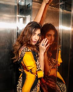 PHOTO: डोनल बिश्तने लिफ्टमध्ये केलं सिझलिंग फोटोशूट; फोटो चर्चेत!