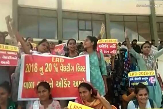 ગાંધીનગરઃ LRDની મહિલા આંદોલનકારીઓની કરાઈ અટકાયત, જુઓ વીડિયો