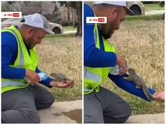 शख्स ने बुझाई नन्ही गिलहरी की प्यास, बोतल से पिलाया पानी