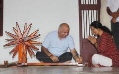 Manish Sisodia Gujarat Visit 2022: મનીષ સિસોદીયાએ લીધી ગાંધી આશ્રમની મુલાકાત, ચરખો કાંત્યો - Pics