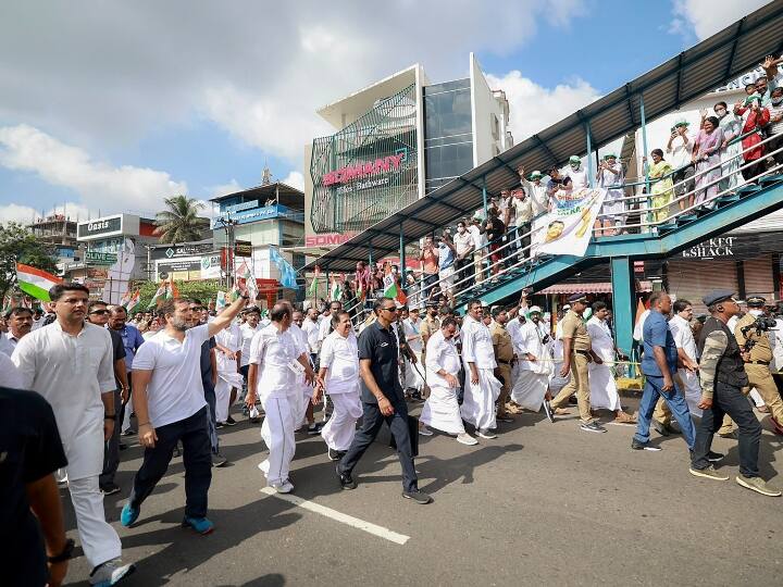 रमेश ने संवाददाताओं से कहा कि इसलिए नोटबंदी और जीएसटी को गलतियों के तौर पर देखने के बजाय, उनका (गांधी का) विचार यह था कि वे मोदी की अपने कुछ चुनिंदा उद्योगतियों को लाभ पहुंचाने और छोटे एवं मध्यम व्यवसायों और अर्थव्यवस्था के अनौपचारिक क्षेत्र को खत्म करने की योजना का हिस्सा थे.