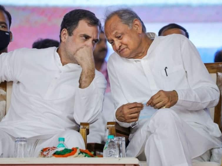 Congress President Elections: Ashok Gehlot signals to MLAs he will contest if Rahul Gandhi doesn’t Congress President Elections: అప్పుడు కాదన్నారు, ఇప్పుడే సరే అంటున్నారు - కాంగ్రెస్ ప్రెసిడెంట్‌ పదవిపై అశోక్ గెహ్లోట్ ఆసక్తి?