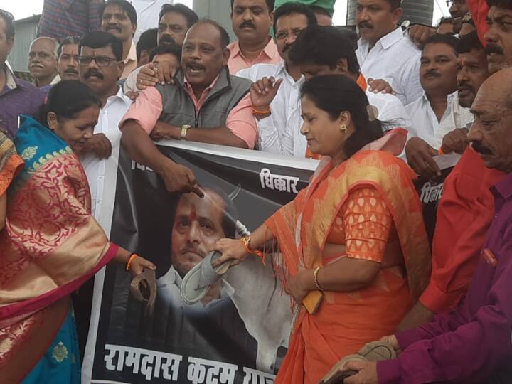 त्या पार्श्वभूमीवर आज पुण्यातील स्वारगेट चौकात शिवसेनेने रामदास कदमांच्या फोटोला जोडे दाखवून जोरदार आंदोलन केले.