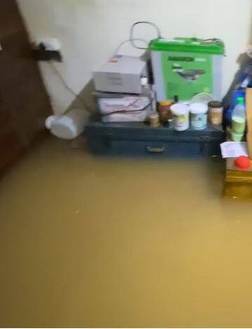 धरणातून पाण्याचा विसर्ग केल्यानं शहरातील नागरिकांच्या घरात शिरलं पाणी