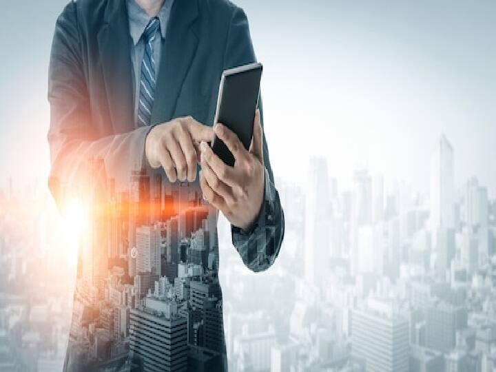 अगर आपका स्मार्टफोन चोरी या गायब हो जाए तो आप बहुत बड़ी मुसीबत में पड़ सकते हैं. साइबर अपराध के बढ़ते मामले को देखते हुए फोन चोरी होने पर तुरंत कुछ जरूरी कदम उठाएं. इससे आप बैंकिंग फ्रॉड का शिकार होने से बच जाएंगे.