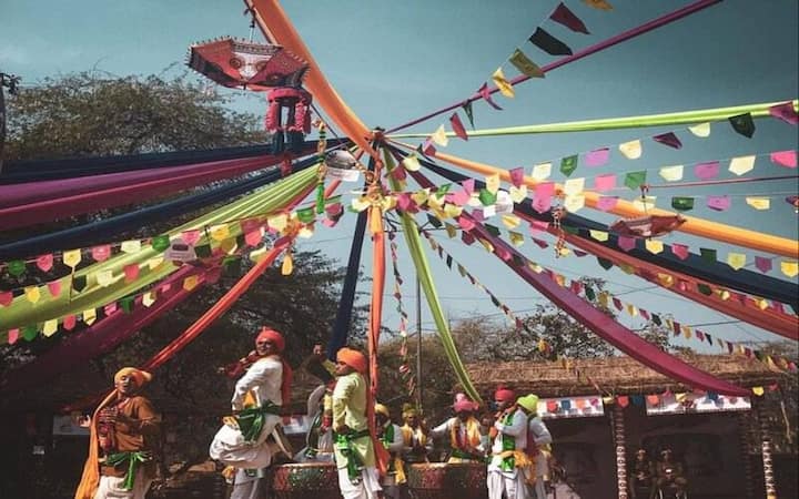 Surajkund Fair: हरियाणावासियों के लिए एक खुशखबरी है. दरअसल फरीदाबाद (Faridabad) में लगने वाले सुरजकुंड मेला (Surajkund Mela) इस बार दिसंबर में भी लगने वाला है. मेले की खास बात ये है कि इसमें आपको हरियाणा के सांस्कृतिक कार्यक्रमों की धूम देखने को मिलती है. इस बार मेले में स्कूल और कॉलेजों की टीम को भी प्रस्तुतियां देने का मौका दिया जाएगा. चलिए जानते हैं इस मेले से जुड़ी कुछ और खास बातें.....