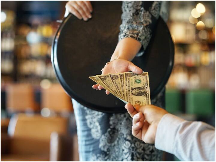 1 हजार का खाना खाकर शख्स ने वेटर को दी 2 लाख की टिप, तीन महीने बाद बोला- पैसे वापस लौटाओ man eat food worth rupees one thousand and gave tip of rupees 2 lakh in america 1 हजार का खाना खाकर शख्स ने वेटर को दी 2 लाख की टिप, तीन महीने बाद बोला- पैसे वापस लौटाओ