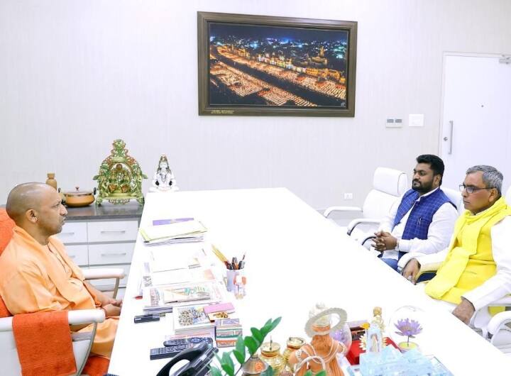 Om Prakash Rajbhar met CM Yogi Adityanath late night with son Arvind Rajbhar to discussed on these issues in Lucknow UP Politics: सीएम योगी से देर रात मिले ओम प्रकाश राजभर, बेटे अरविंद राजभर भी रहे मौजूद, इन मुद्दों पर हुई चर्चा