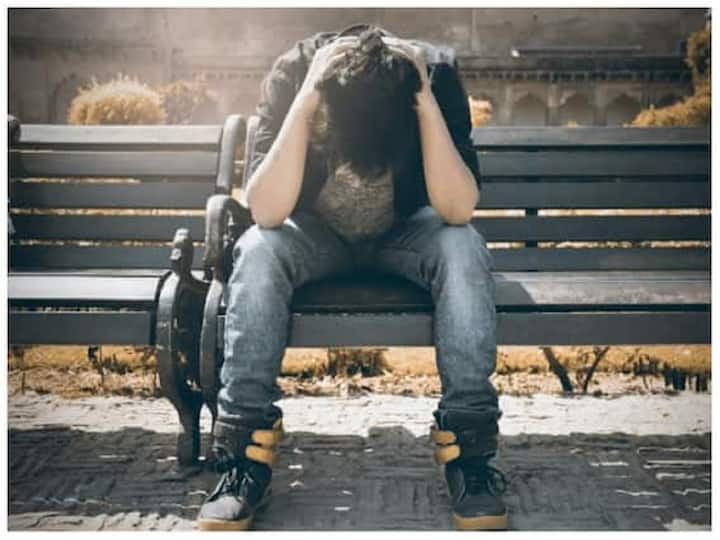 तणावापासून दूर राहा.  तणाव मुक्त जीवन जगण्यासाठी प्रयत्न करा. तणावामुळे हार्ट अॅटकचा धोका निर्माण होतो.