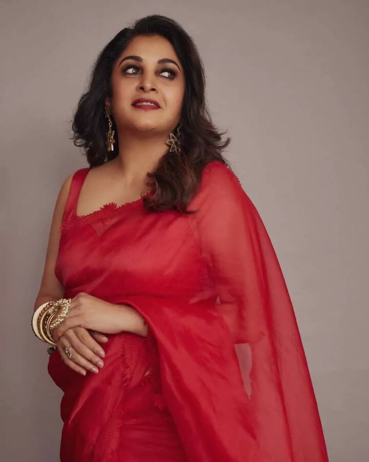 స్టార్‌ హీరోయిన్‌గా, గ్లామర్‌ బ్యూటీగా తెలుగు సినిమా పరిశ్రమను ఓ ఊపు ఊపింది రమ్యకృష్ణ.  Image Credit: Ramya Krishnan/ Instagram