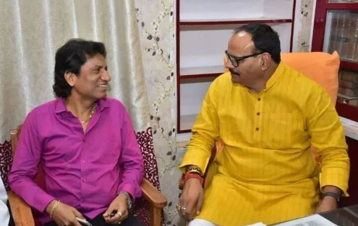 એક ઈન્ટરવ્યુ દરમિયાન રાજુ શ્રીવાસ્તવે કહ્યું હતું કે બાળપણમાં તેમને કવિતા સંભળાવવા માટે કહેવામાં આવતું હતું, તેથી તેઓ તેમના જન્મદિવસ પર કવિતાઓ સંભળાવતા હતા.