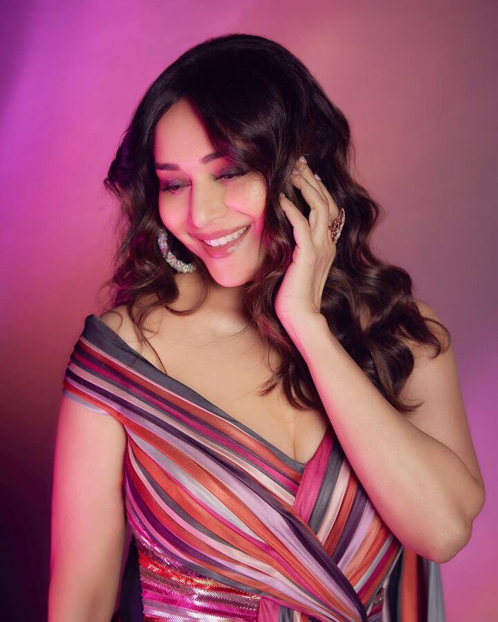 माधुरी दीक्षितने तिच्या लेटेस्ट लूकचे फोटो शेअर केले आहेत. ज्यामध्ये तीने ऑफ शोल्डर गाऊन परिधान केलेला दिसत आहे. (फोटो सौजन्य:madhuridixitnene/इंस्टाग्राम)