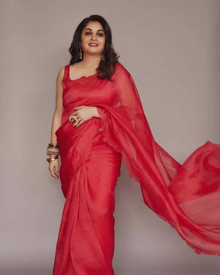 శివగామిగా తన పాత్ర అందరిలోను నాటుకుపోయింది. నరసింహ సినిమాలో నీలాంబరిగా ఎంత గుర్తింపు తెచ్చిందో బాహుబలి శివగామి అంతకంటే ఎక్కువ గుర్తింపు తెచ్చిందనే చెప్పాలి. Image Credit: Ramya Krishnan/ Instagram