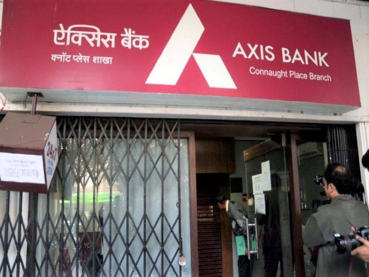 Axis Bank: प्राइवेट सेक्टर का यह बैंक अपने ग्राहकों को 8.2% ब्याज दर पर कार लोन दे रहा है. वही बैंक ऑफ महाराष्ट्र में 10 लाख रुपये तक का कार लोन 8.2% के ब्याज दर पर दे रहा है. इस लोन को चुकाने की अवधि अगर सात होती है तो बैंक से कर्ज लेने वाले शख्स को हर महीने 15,686 रुपये किस्त के तौर पर जमा करना होगा.