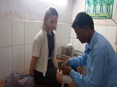 ताजमहल में नहीं थम रहा बंदरों का आतंक, एक बार फिर स्पेनिश महिला पर किया हमला