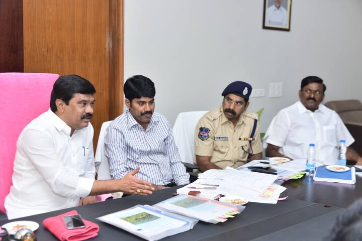 Minister Prashanth Reddy Review Meeting on Forest Developing in Telangana అటవీ భూముల్లో సాగు చేసే పేదవారికి ఆర్.ఓ.ఎఫ్.ఆర్ పట్టాలు: మంత్రి ప్రశాంత్ రెడ్డి