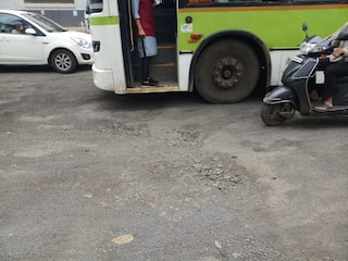 Nashik Potholes : नाशिकच्या रस्त्यांवरील खड्ड्यांबाबत 'आता न बोललेलंच बरे', खड्डे, खडीने हैराण! 