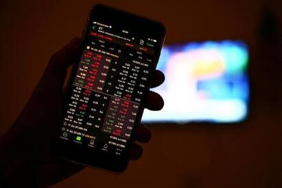 Stock Market : ਸ਼ੇਅਰ ਬਾਜ਼ਾਰ ਚ ਕੱਲ੍ਹ ਦੇਖਣ ਨੂੰ ਮਿਲੀ ਸ਼ਾਨਦਾਰ ਤੇਜ਼ੀ ਗਾਇਬ ਹੋ ਗਈ ਹੈ ਅਤੇ ਅੱਜ ਭਾਰਤੀ ਸ਼ੇਅਰ ਬਾਜ਼ਾਰ ਫਿਰ ਤੋਂ ਗਿਰਾਵਟ ਦੇ ਦੌਰ ਚ ਫਿਸਲ ਗਿਆ ਹੈ। ਬੈਂਕ ਨਿਫਟੀ ਚ ਅੱਧੇ ਫੀਸਦੀ ਦਾ ਦਬਾਅ ਦੇਖਿਆ ਰਿਹਾ ਹੈ...