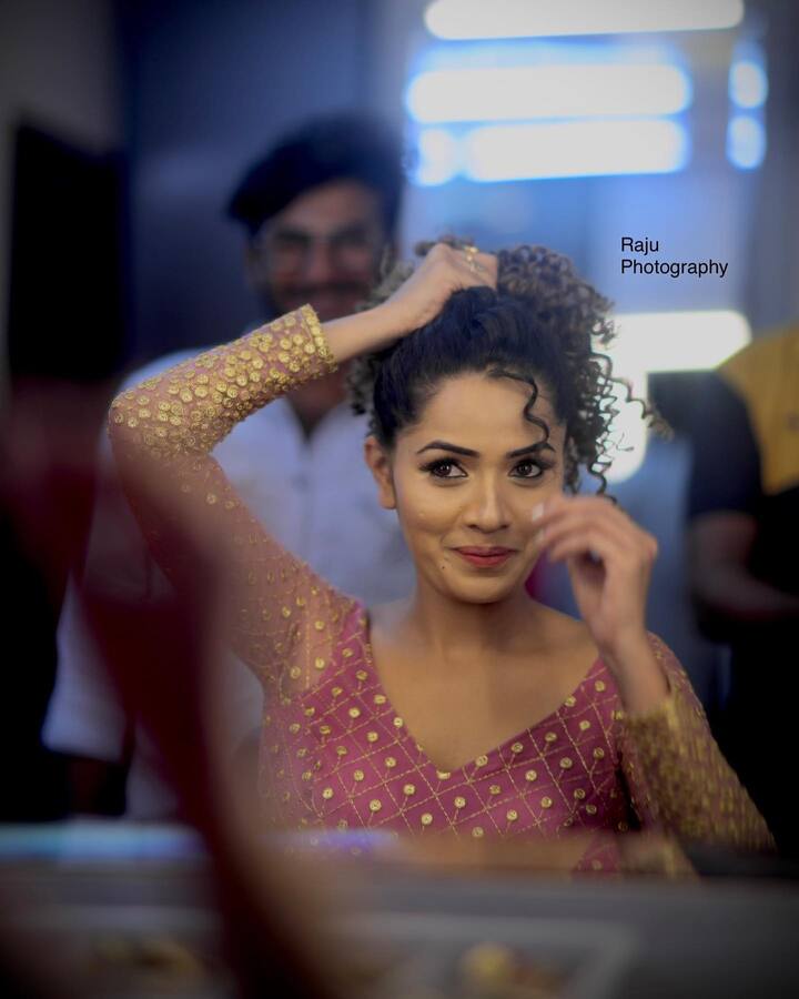 కార్తీకదీపం సీరియల్లో మోనితగా నెగిటివ్ రోల్ లో నటిస్తూ టీవీ ప్రేక్షకులకు చేరువైంది శోభాశెట్టి. అంతకుముందు చాలా సీరియల్స్ లో నటించినా ' కార్తీకదీపం'లో విలన్ గా ఆమెకు వచ్చిన క్రేజ్ అంతా ఇంతా కాదు.