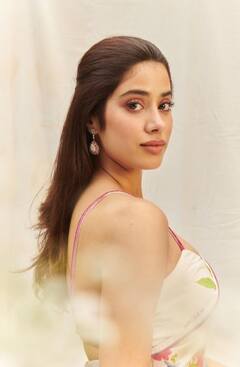 Janhvi Kapoor : உன் பூப்போட்ட பாவாடை போதும் எனக்கு.. மலர் போல் காட்சியளிக்கும் ஜான்வி!