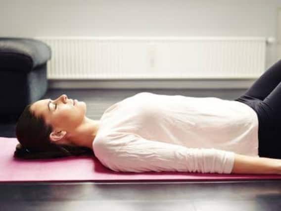 Health Tips: फर्श पर सोने से एक नहीं कई बीमारियां होती हैं ठीक, जानें किन किन समस्याओं से मिलती है राहत Health Tips: फर्श पर सोने से एक नहीं कई बीमारियां होती हैं ठीक, जानें किन किन समस्याओं से मिलती है राहत