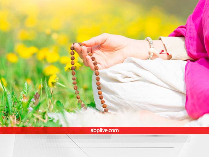 लक्ष्मी जी का आशीर्वाद- जो लोग नियमों का पालन करते हैं और धर्म-कर्म के कामों में रूचि लेते हैं. वे सदैव सुख समृद्धि की देवी लक्ष्मी जी की कृपा पाते हैं. ऐसे लोग जीवन में अपार सफलता पाते हैं. इतना ही नहीं ऐसे लोगों का हर स्थान पर सम्मान होता है.