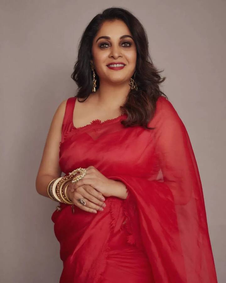 ఇటీవలే విజయ్ దేవరకొండ నటించిన పాన్ ఇండియా సినిమా 'లైగర్' లో హీరో తల్లిగా నటించింది. Image Credit: Ramya Krishnan/ Instagram