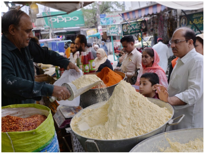 Pakistan Wheat And Flour Price Increasing Quickly Know 1 Kg Flour In 125 Rs  | Pakistan Crisis: 'महंगाई और कंगाली में पाकिस्तान का आटा गीला', कराची में  125 रुपये किलो मिल रहा आटा