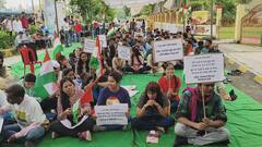 In Pics: इंदौर में बेरोजगार युवाओं ने रोजगार की मांग पर किया सत्याग्रह, देखें तस्वीरें