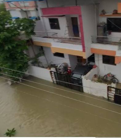 धरणातून पाण्याचा विसर्ग सुरु केल्यानं शहरातील काही नागरिकांच्या घरात पाणी शिरलं